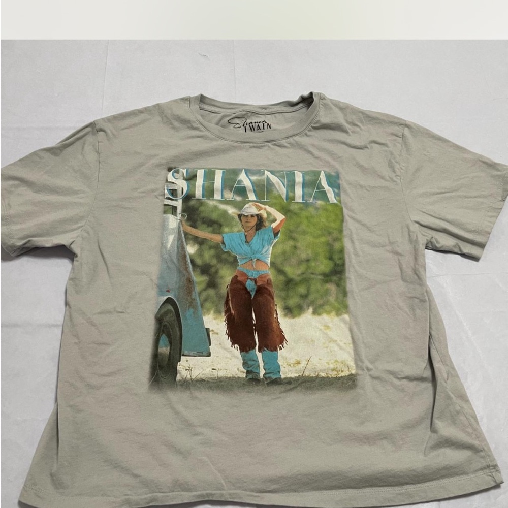 Shania Twain Gray Short Sleeve Tee with Outdoor Graphic